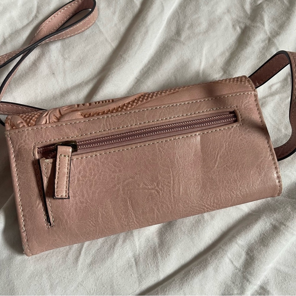 B.o.c. Pastel Pink Tooled Leather Crossbody Wallet Snap - Picture 2 of 9